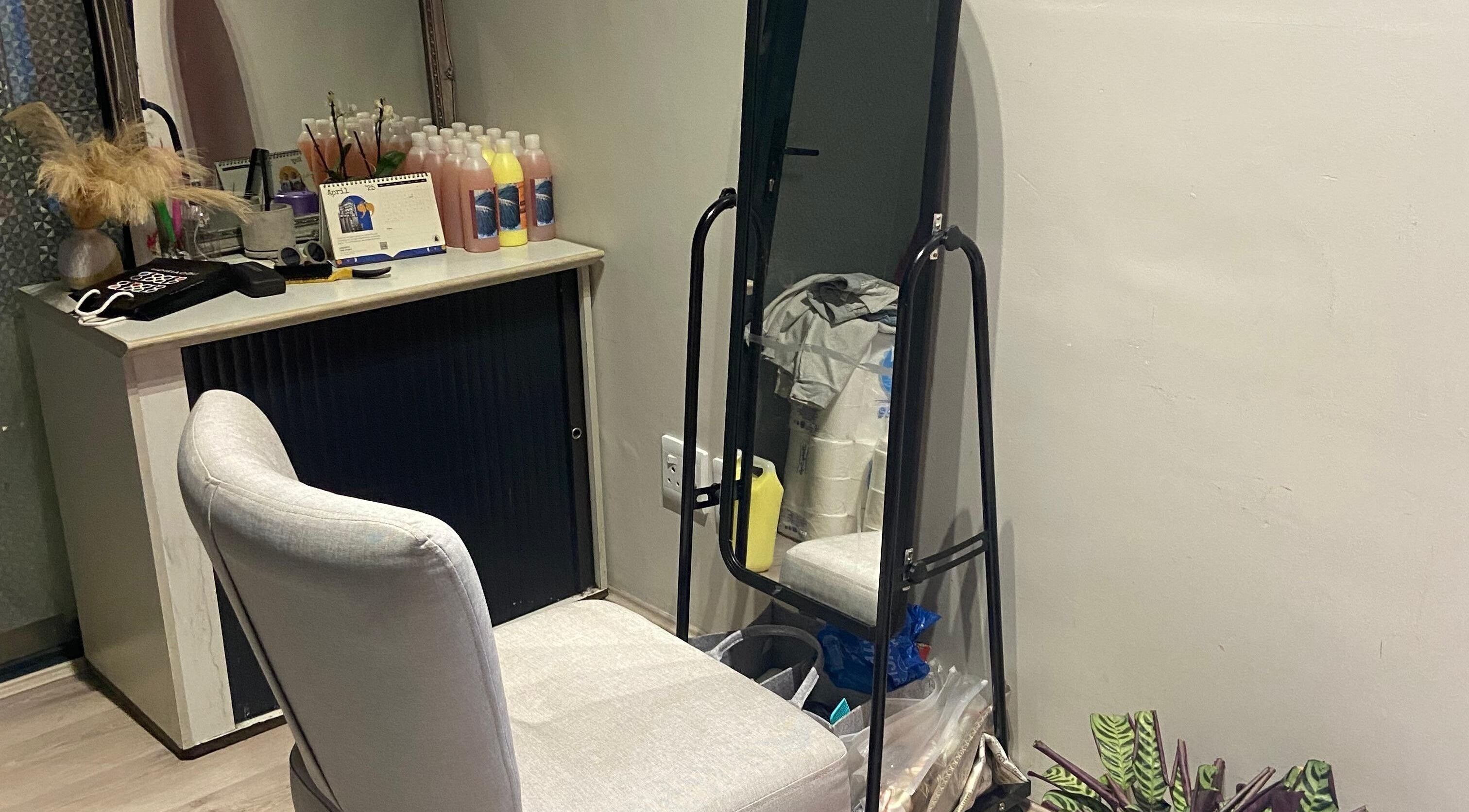 Cozy salon corner at Yeu’s Sisterlocs in Kempton Park, Gauteng, ZA featuring a chic mirror and elegant decor.