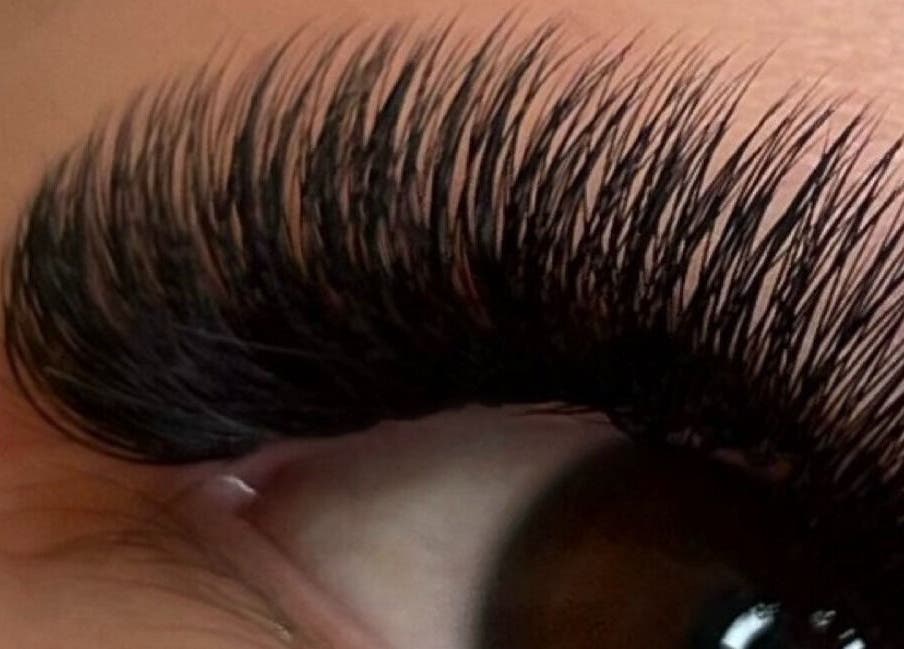 Крупний план накладних вій у Bez Filtra Studio, Братислава, Братиславський Край, SK.