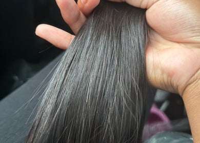 Smooth, glossy black hair held at JNS Hair Studio🎀 in Kabokweni, Mpumalanga, ZA showcasing silky texture.