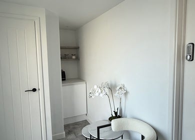 Sophisticated waiting area in Honey Luxe Nails, Gosport, England, GB with elegant decor and minimalistic design.