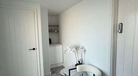 Sophisticated waiting area in Honey Luxe Nails, Gosport, England, GB with elegant decor and minimalistic design.