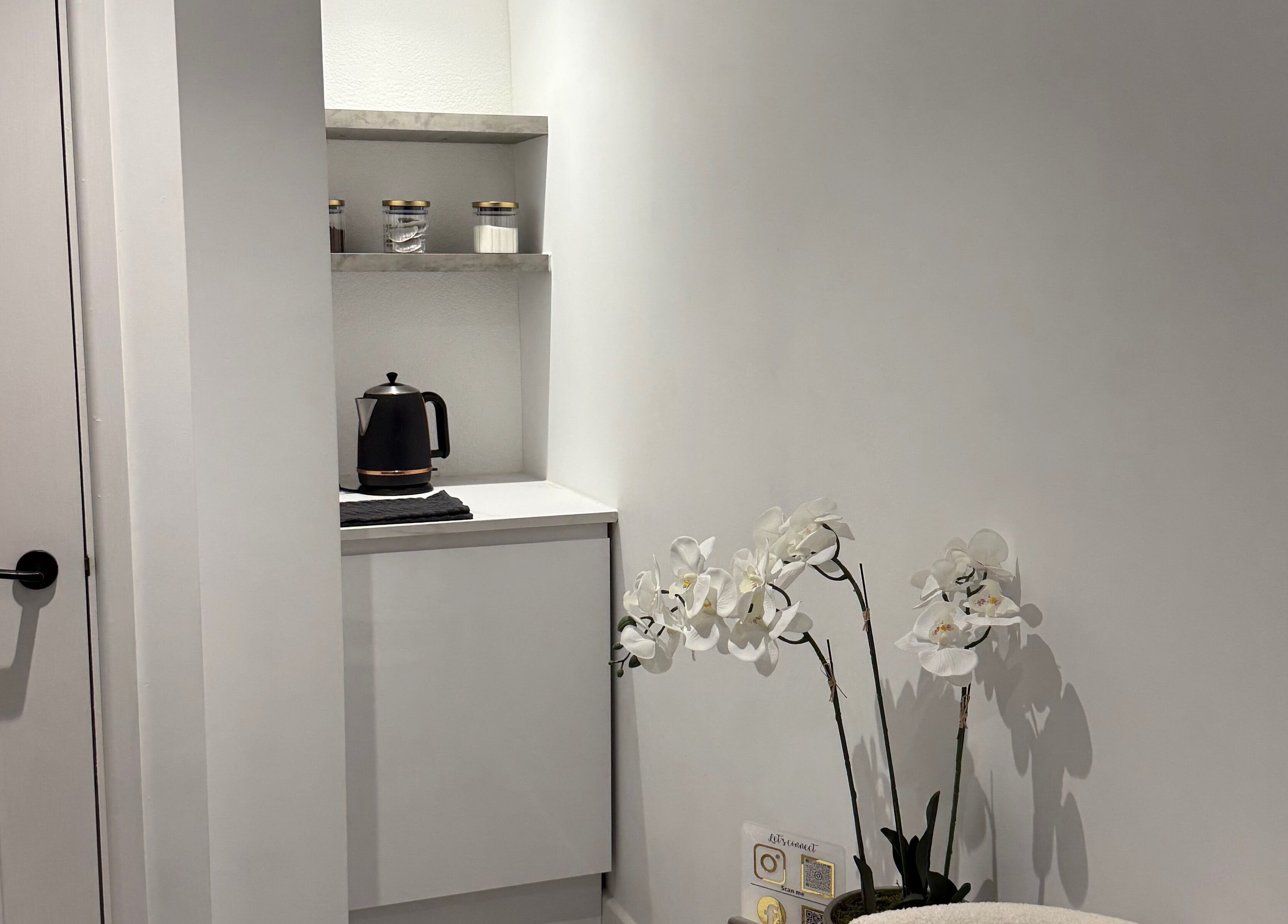 Stylish tea corner with orchids at Honey Luxe Nails in Gosport, England, GB.