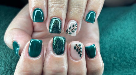 Elegant green nail art with leafy designs at Nicky’s Nails, Gqeberha, Eastern Cape, ZA.
