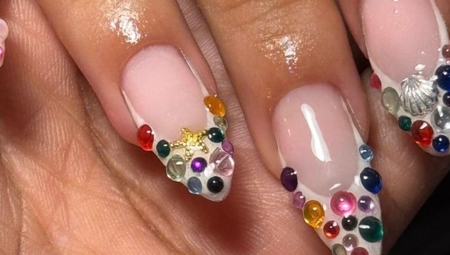 Design d'ongles colorés chez Nailine - prothésiste ongulaire et nail art 💅🏾, Domicile, Île-de-France, FR.
