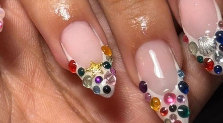 Design d'ongles colorés chez Nailine - prothésiste ongulaire et nail art 💅🏾, Domicile, Île-de-France, FR.