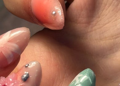 Designs de nail art avec décorations à Nailine - prothésiste ongulaire et nail art 💅🏾, Domicile, Île-de-france, FR