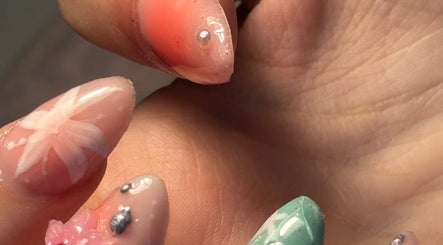 Designs de nail art avec décorations à Nailine - prothésiste ongulaire et nail art 💅🏾, Domicile, Île-de-france, FR