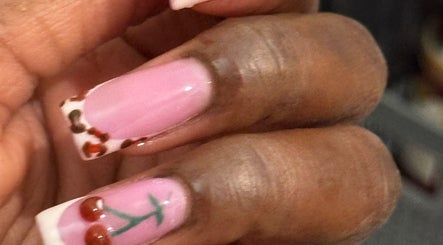 Nail art cerise à Nailine - prothésiste ongulaire et nail art 💅🏾 à domicile, Île-de-france, FR.