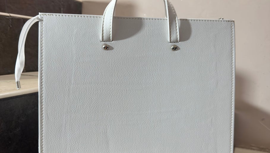Borsa bianca elegante su gradini presso Jou Nicla Fotografi, Campania, Campania, IT.