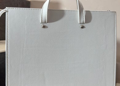 Borsa bianca elegante su gradini presso Jou Nicla Fotografi, Campania, Campania, IT.