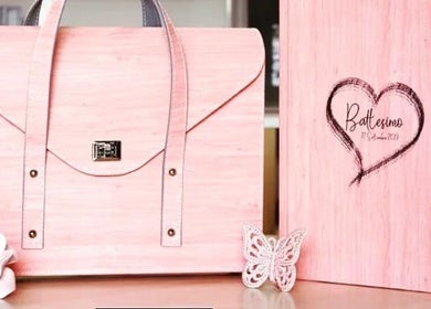 Set fotografico rosa di Jou Nicla Fotografi, Campania, Campania, IT, con borsa e decorazioni raffinate.