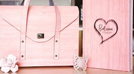 Set fotografico rosa di Jou Nicla Fotografi, Campania, Campania, IT, con borsa e decorazioni raffinate.