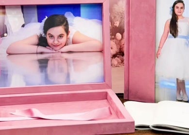 Una scatola fotografica rosa con ritratti di una ragazza, Jou Nicla Fotografi, Campania, Campania, IT.