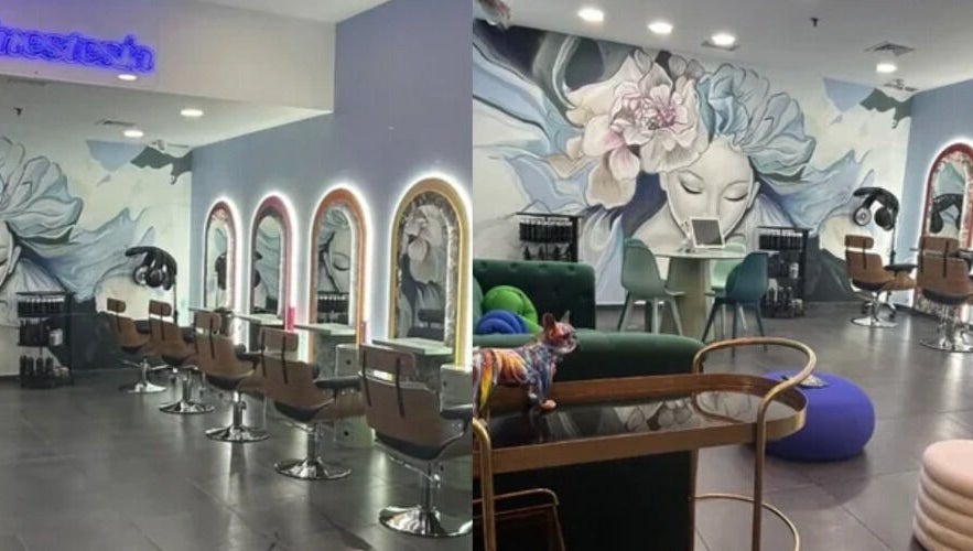 Interior elegante de Sinestesia Hair Experience en Collado Villalba, Comunidad De Madrid, ES con murales artísticos.