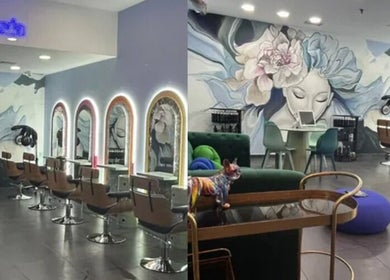 Interior elegante de Sinestesia Hair Experience en Collado Villalba, Comunidad De Madrid, ES con murales artísticos.