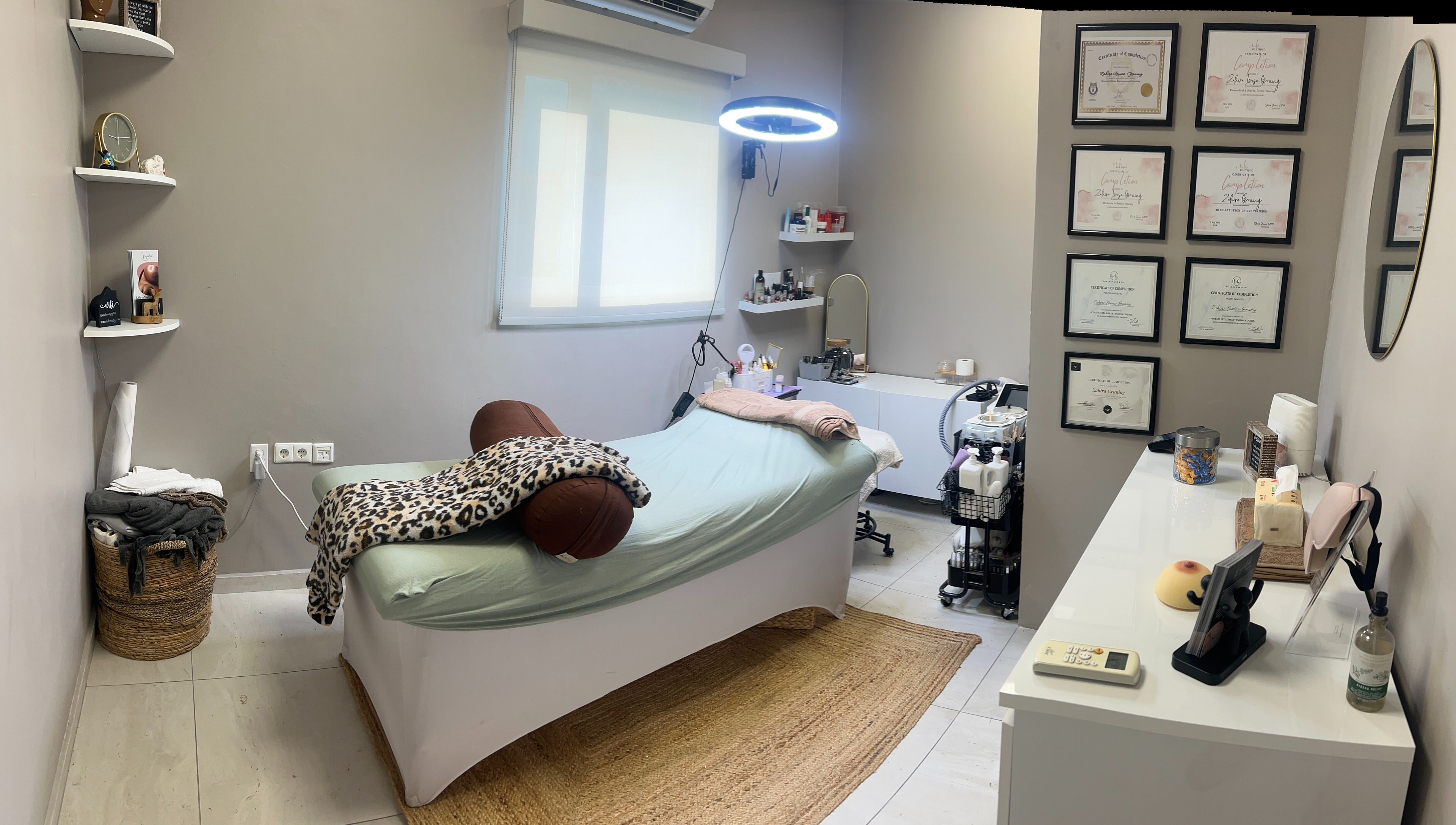 Relaxing Kozmetické treatment room in Willemstad, Curaçao, CW with soft lighting and modern decor.