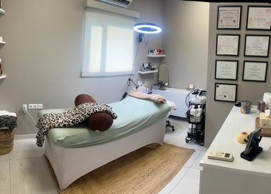 Relaxing Kozmetické treatment room in Willemstad, Curaçao, CW with soft lighting and modern decor.