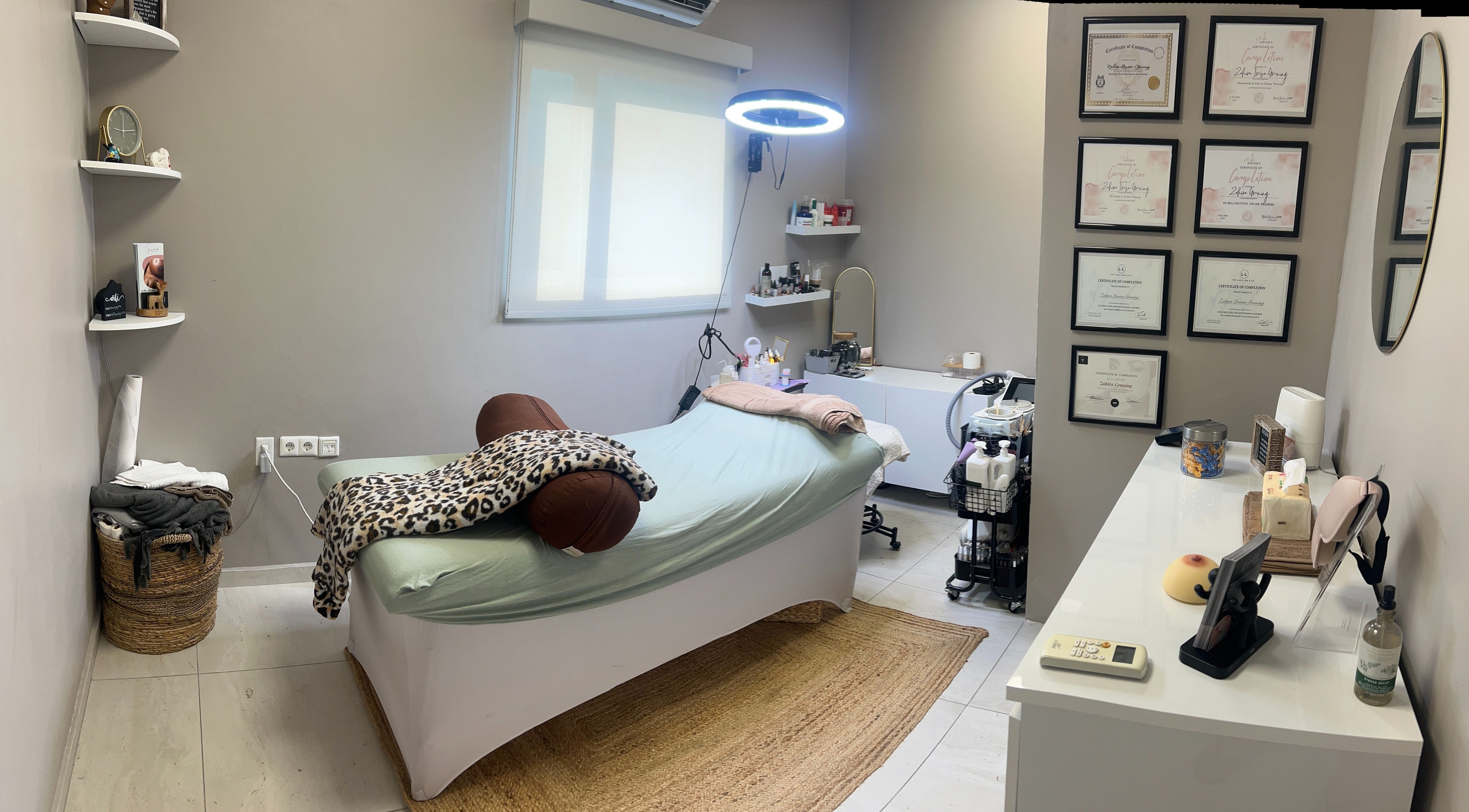 Relaxing Kozmetické treatment room in Willemstad, Curaçao, CW with soft lighting and modern decor.