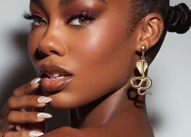 Femme élégante avec des boucles d'oreilles serpent chez NiceLikeCaviar, Cergy, Île-de-France, FR.