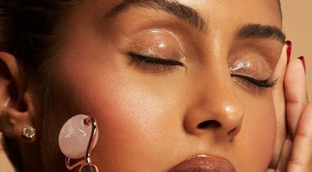 Soin visage avec rouleau de jade chez NiceLikeCaviar, Cergy, Île-de-france, FR.