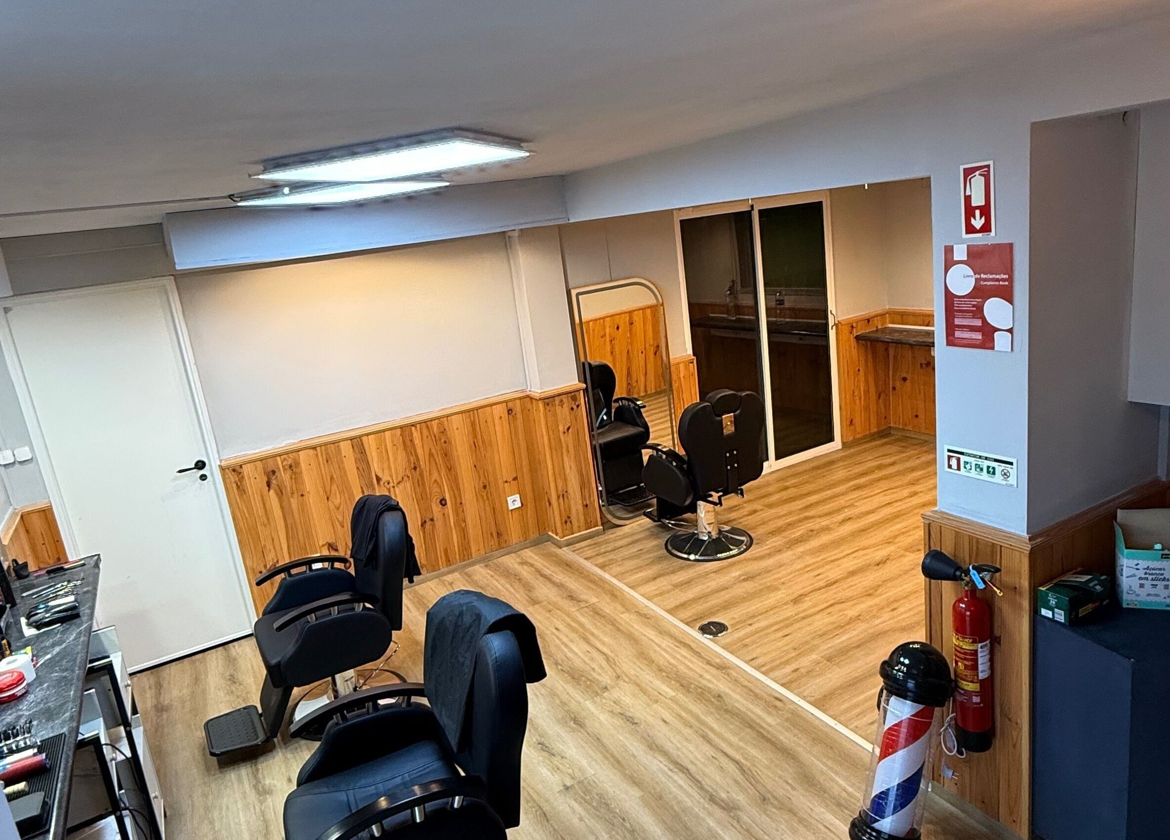 Interior moderno da Connect cut Barbers, Lisboa, PT, com cadeiras e espelhos elegantes.