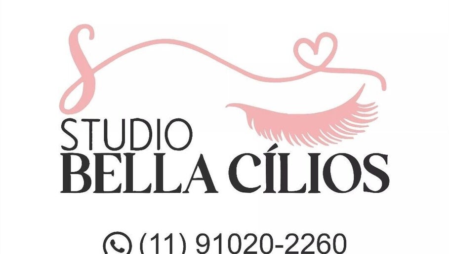 Logotipo de Studio Bella Cílios em São Paulo, SP, BR, com um design elegante de cílios rosa.