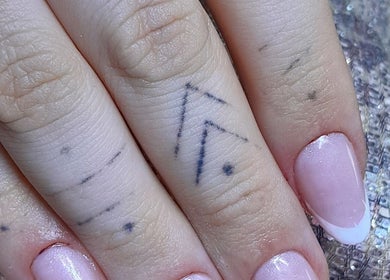 Unhas delicadas com tatuagem minimalista em Studio Bella Cílios, São Paulo, São Paulo, BR.