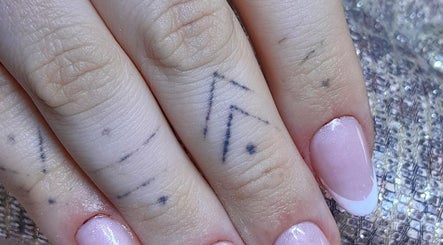 Unhas delicadas com tatuagem minimalista em Studio Bella Cílios, São Paulo, São Paulo, BR.