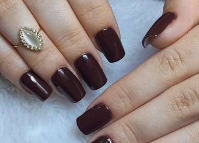 Unhas bem cuidadas com esmalte escuro no Studio Bella Cílios, São Paulo, São Paulo, BR.