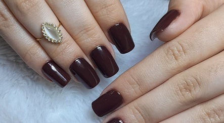 Unhas bem cuidadas com esmalte escuro no Studio Bella Cílios, São Paulo, São Paulo, BR.
