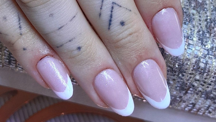 Unhas francesas elegantes com brilho no Studio Bella Cílios, São Paulo, São Paulo, BR.