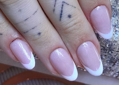 Unhas francesas elegantes com brilho no Studio Bella Cílios, São Paulo, São Paulo, BR.