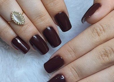 Esmalte borgonha nas unhas em Studio Bella Cílios, São Paulo, São Paulo, BR.