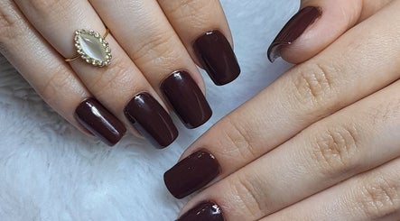 Esmalte borgonha nas unhas em Studio Bella Cílios, São Paulo, São Paulo, BR.