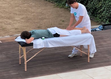 Masaje relajante al aire libre en Kirozurera, Viladecans, Catalunya, ES.