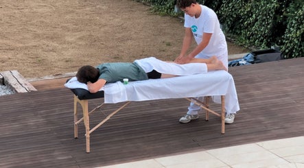 Masaje relajante al aire libre en Kirozurera, Viladecans, Catalunya, ES.