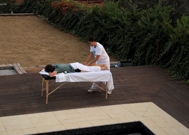 Terapia de masaje en Kirozurera, Viladecans, Catalunya, ES al aire libre para mayor relajación.