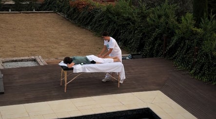 Terapia de masaje en Kirozurera, Viladecans, Catalunya, ES al aire libre para mayor relajación.