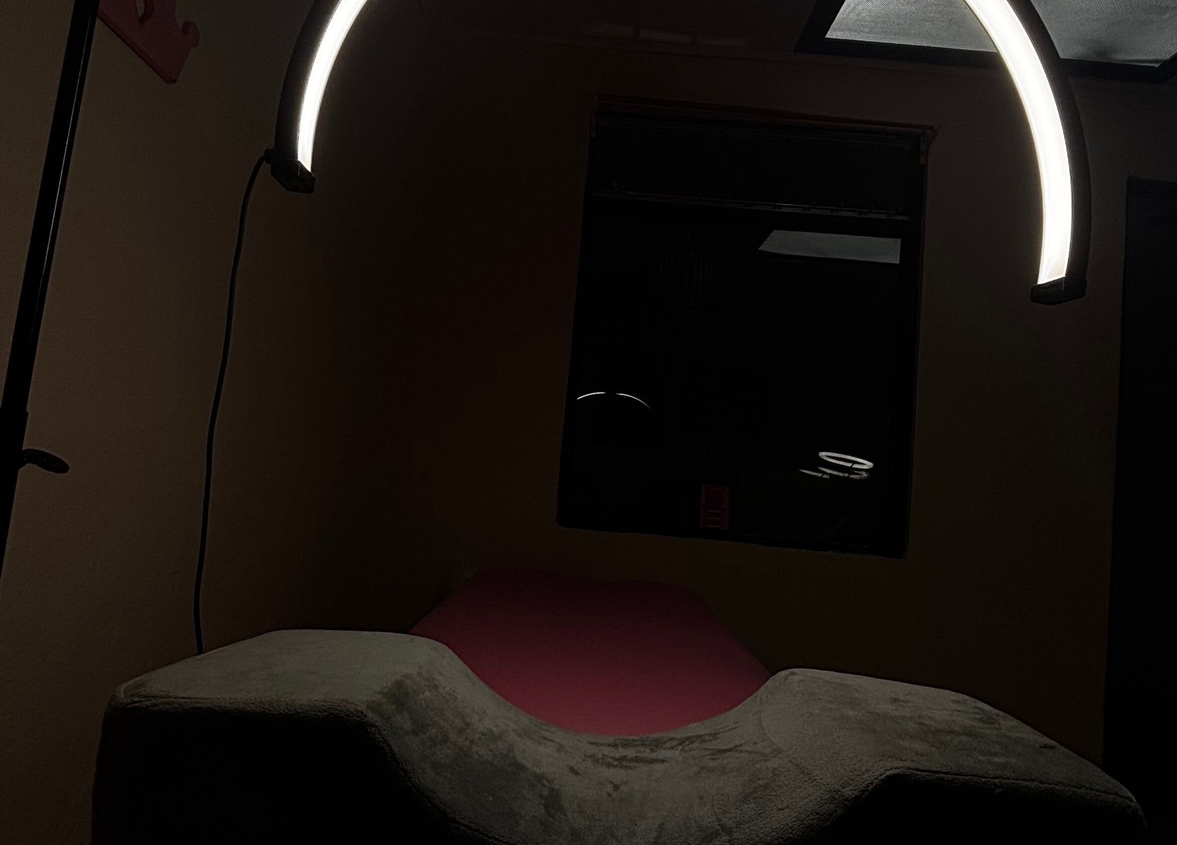 Sala de tratamiento iluminada en Lashes by Jime, San Antonio De Desamparados, San José, CR.