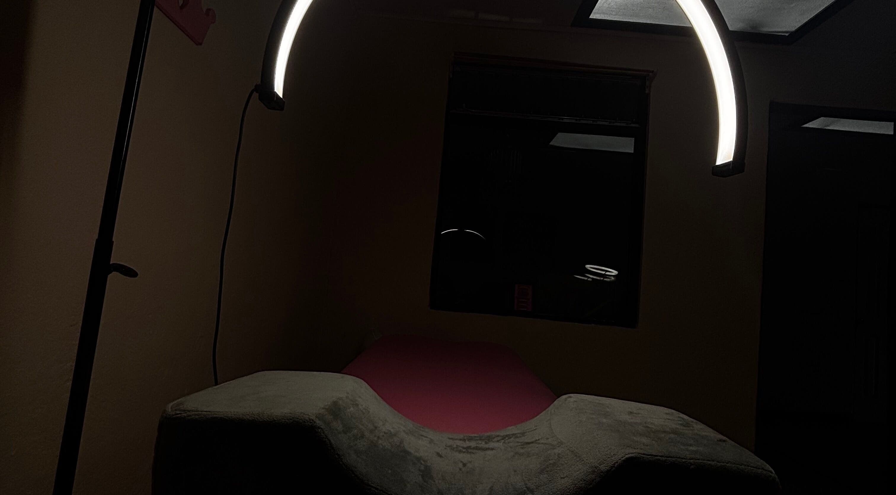 Sala de tratamiento iluminada en Lashes by Jime, San Antonio De Desamparados, San José, CR.