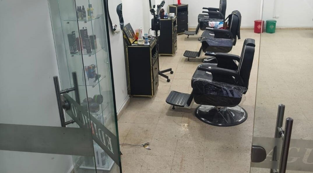 Sillas de peluquería en PEAKY SHADES, Bogotá, Bogotá, CO, preparado para clientes.