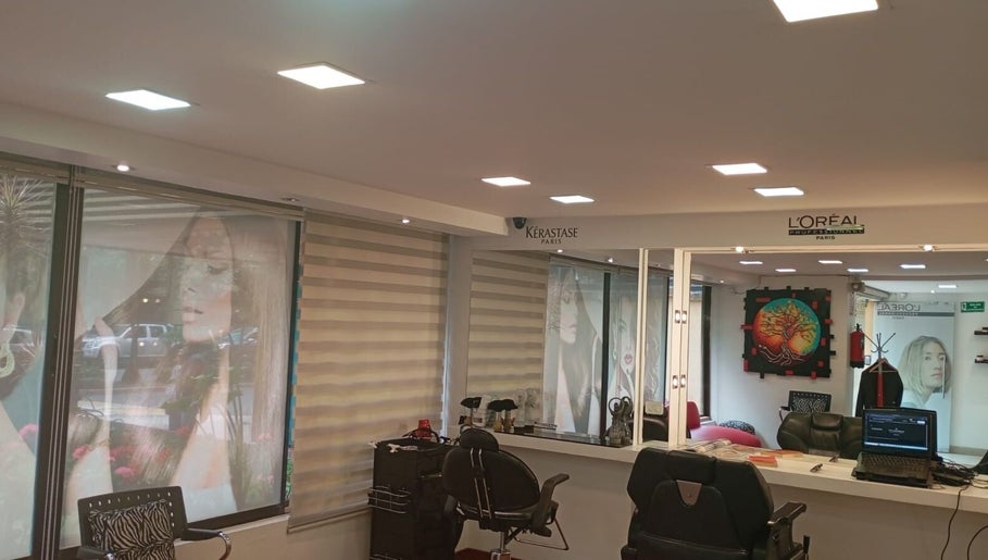 Interior moderno de Sevastian Hair Studio vip en Quito, Pichincha, EC mostrando estaciones de peinado.