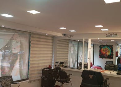 Interior moderno de Sevastian Hair Studio vip en Quito, Pichincha, EC mostrando estaciones de peinado.