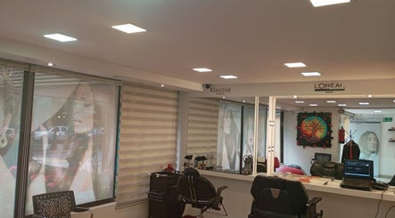 Interior moderno de Sevastian Hair Studio vip en Quito, Pichincha, EC mostrando estaciones de peinado.