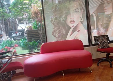Elegante sofá rojo en Sevastian Hair Studio vip, Quito, Pichincha, EC. Ambiente sofisticado y moderno.