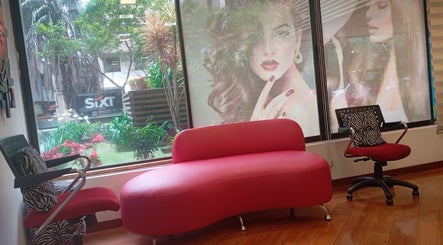 Elegante sofá rojo en Sevastian Hair Studio vip, Quito, Pichincha, EC. Ambiente sofisticado y moderno.