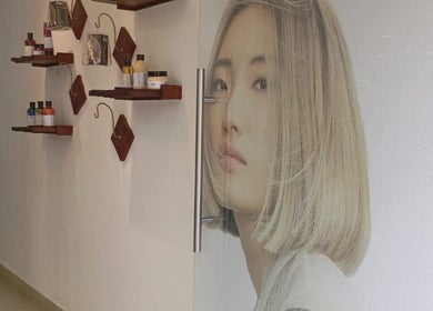 Estante de productos en Sevastian Hair Studio vip, Quito, Pichincha, EC.