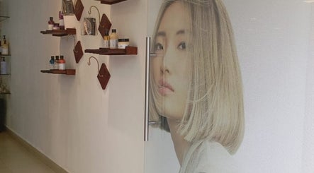Estante de productos en Sevastian Hair Studio vip, Quito, Pichincha, EC.