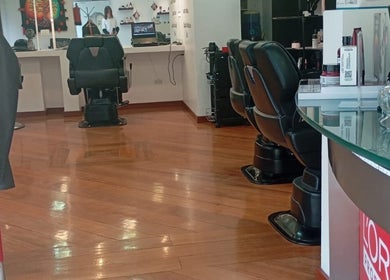 Interior moderno de Sevastian Hair Studio vip, Quito, Pichincha, EC, con sillas de peluquería y productos de belleza.