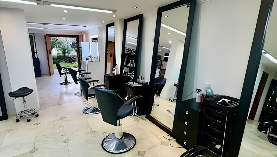 Interiores modernos de Sevastian Hair Studio Vip en Quito, Pichincha, EC, con iluminación natural.